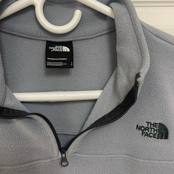 The North Face Women’s Quarter Zip Pullover - Picture 3 of 7